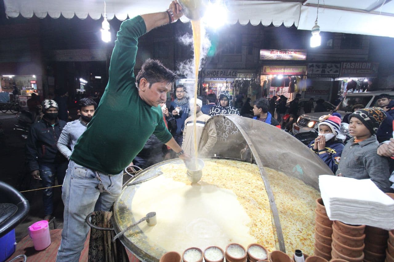 साढ़े चार फीट ऊपर फेंटकर तैयार होता है भैरंट केसरिया दूध
