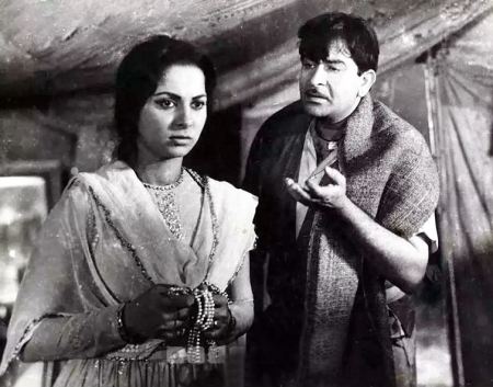 When Waheeda Rehman stopped Raj Kapoor from going into the crowd
