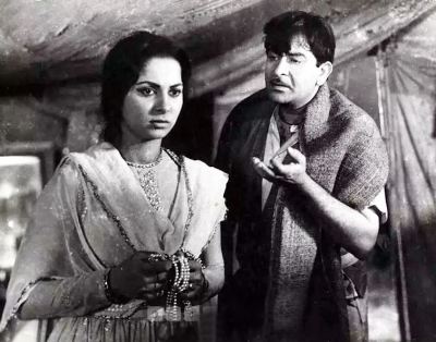 When Waheeda Rehman stopped Raj Kapoor from going into the crowd