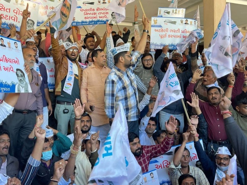 आम आदमी पार्टी कार्यकर्ताओं का भाजपा कार्यालय पर प्रदर्शन, लाठीचार्ज