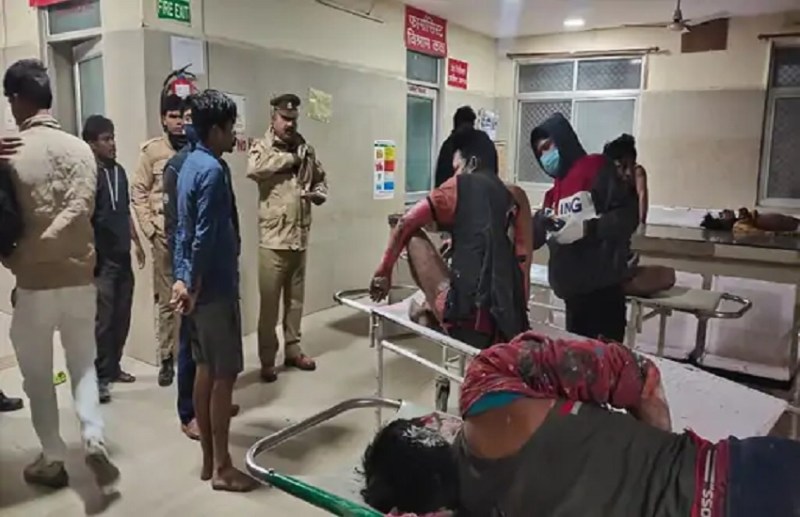 वाराणसी के चौक क्षेत्र के एक बहुमंजिले मकान के कमरे में लगी आग