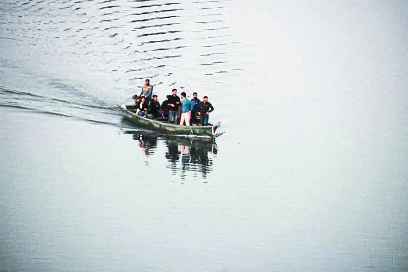 लापरवाही करा रहे नैया हो रही पार-यहां बेखौफ चल रही छोटी नाव और किश्तियां