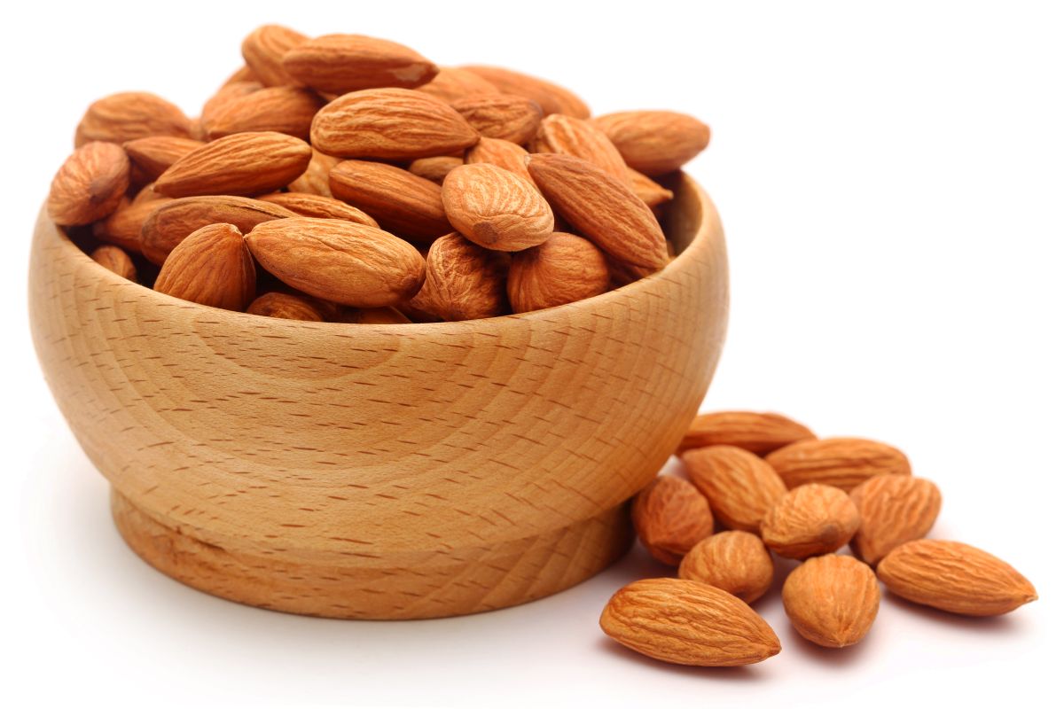 Benefits of Almonds: आइए जानते है रोज सुबह खाली पेट 5 भीगे बादाम खाना स्वास्थ्य के लिए बहुत फायदेमंद होता है 