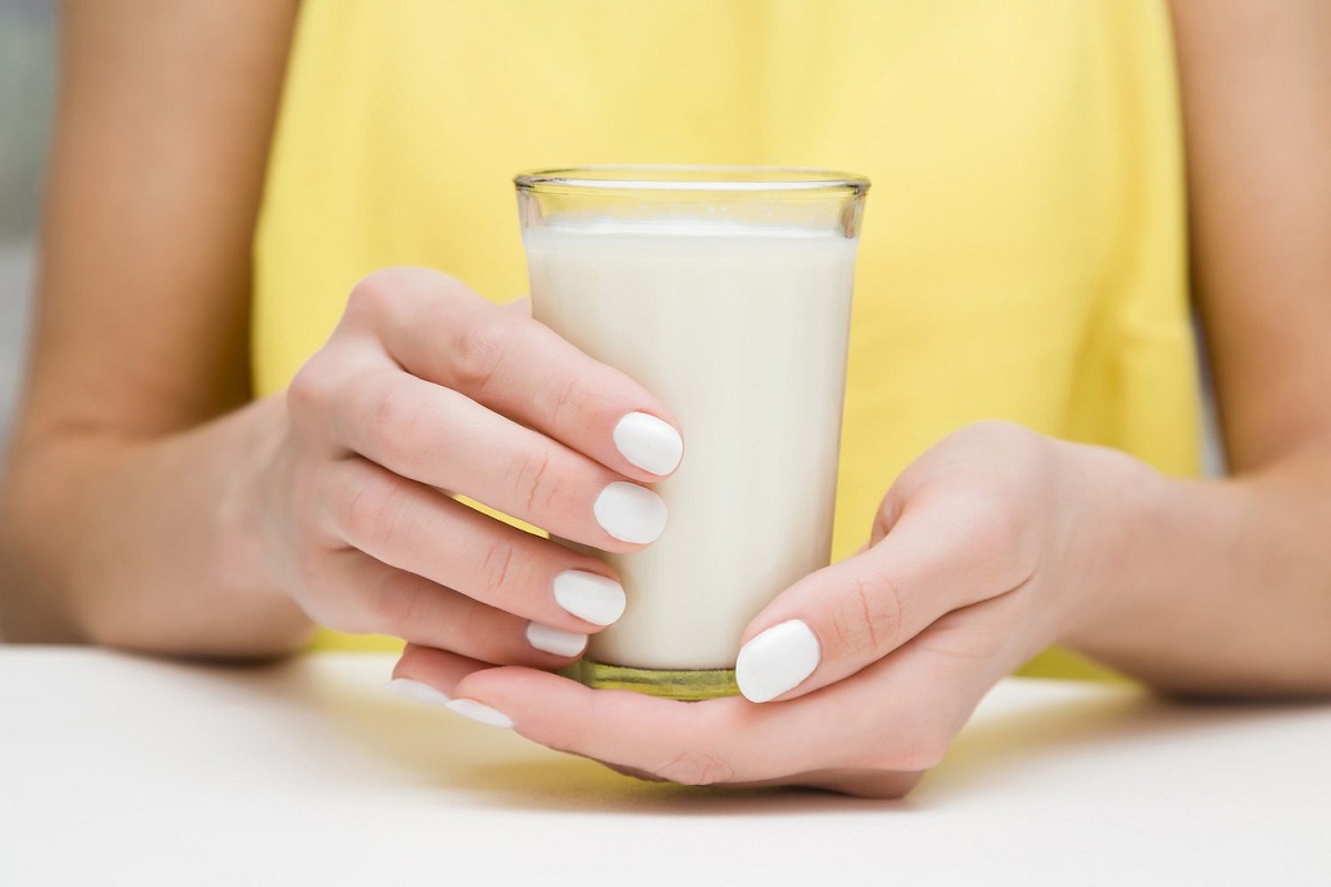 Benefits of Drinking Hot Milk: आइए जानते है रात में गर्म दूध पीकर सोने के स्वस्थ लाभ के बारे में