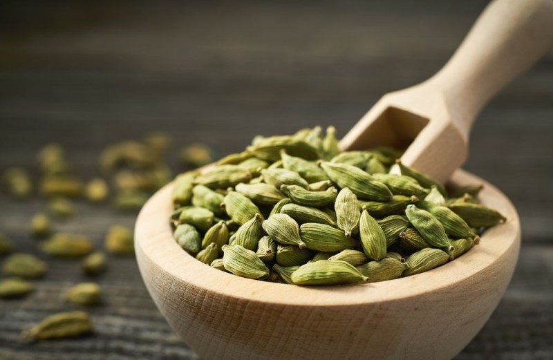 benefits of eating cardamom before sleeping at night.