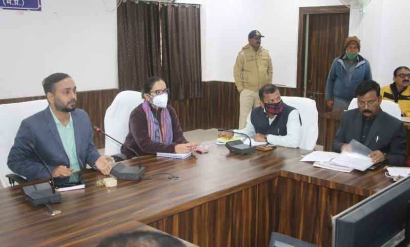 Satna: कलेक्टर ने नान का वेतन रोका, बसों के रोड किनारे पार्क रहने पर आरटीओ को फटकार