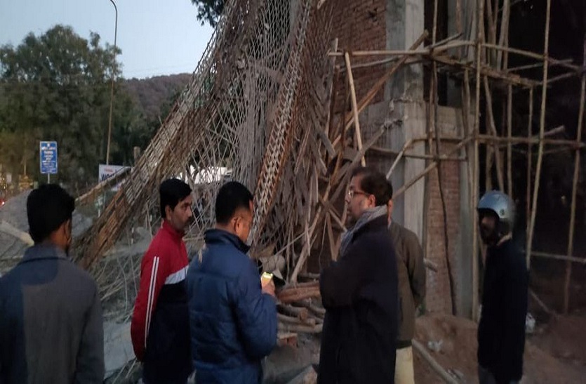 आखिर..किसकी लापरवाही से रणथंभौर रोड पर निर्माणाधीन स्वागत द्वार गिरा, जांच मे बाद होगा खुलासा