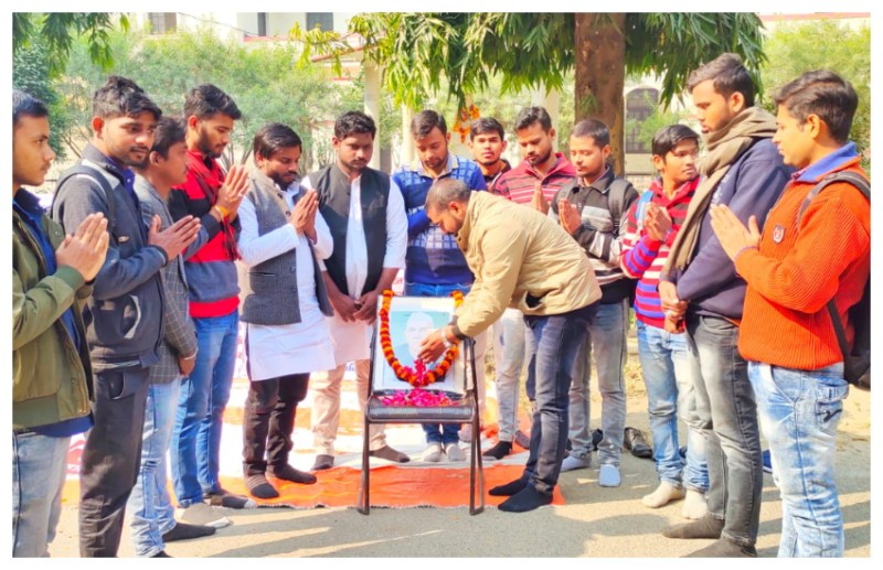 धरने पर बैठे छात्रों ने किसानों के मसीहा चौधरी चरण सिंह को किया याद