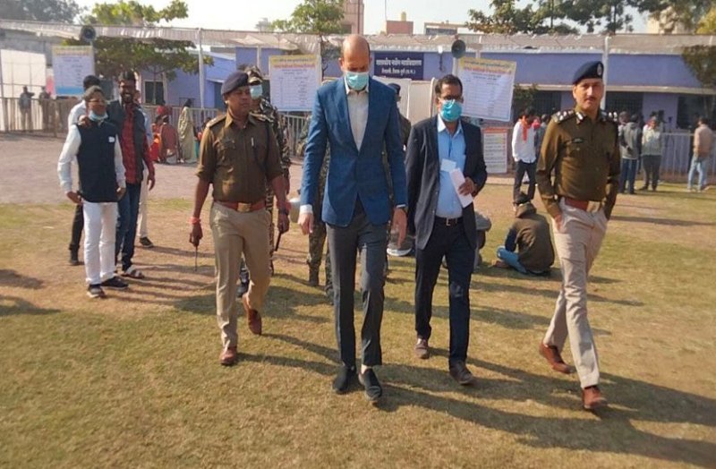 रिसाली में 45 मिनट देरी से शुरु हुई मतगणना, प्रशासन की बड़ी लापरवाही, एजेंट और प्रत्याशियों के बीच अंदर जाने को लेकर धक्का-मुक्की