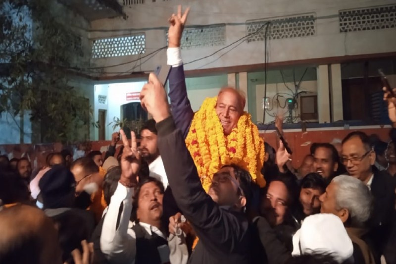 जीत का जश्न मनाते सेंट्रल बार के अध्यक्ष मनोज यादव के समर्थक अधिवक्ता