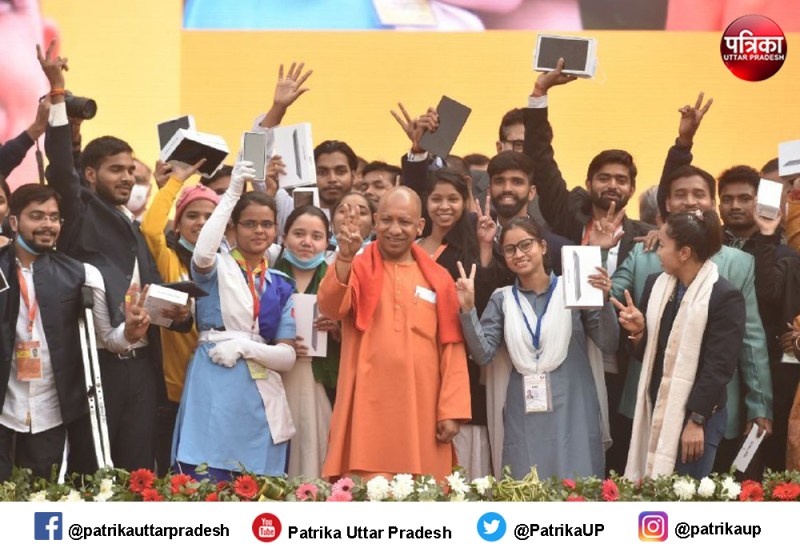UP Tablet Yojana : युवाओं को फर्जी नियुक्ति पत्र देने वालों जाएंगे जेल : सीएम योगी