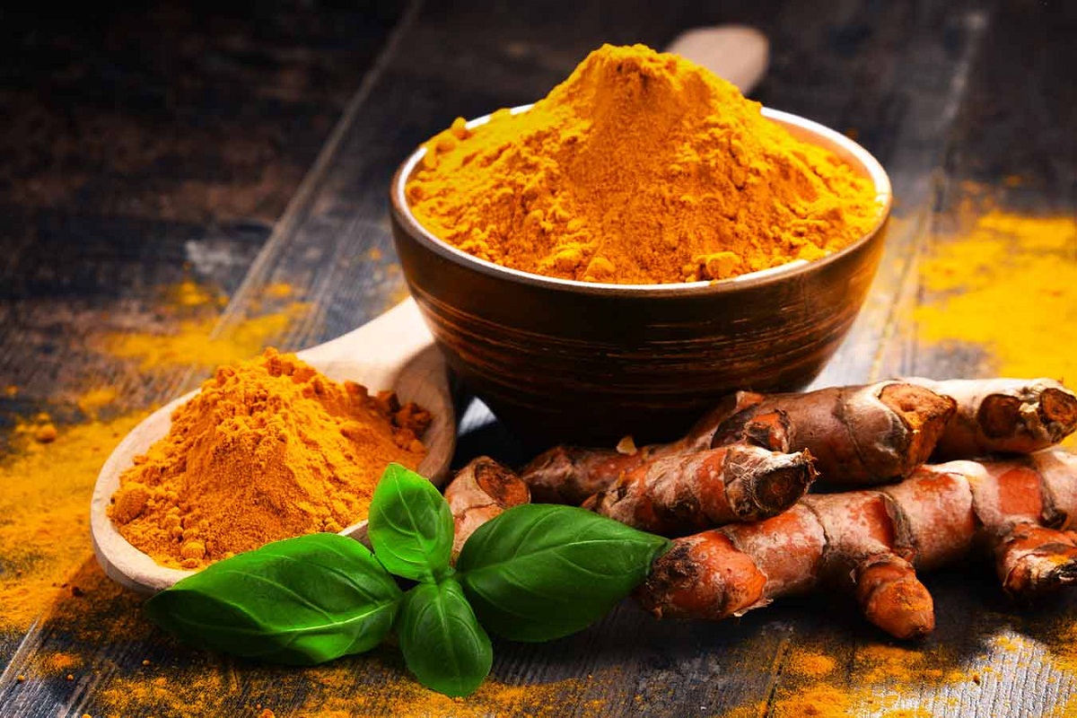 Raw Turmeric Benefits For Skin: कच्ची हल्दी लगाने के फायदे, इसका इस्तेमाल करना त्वचा के लिए बहुत ही फायदेमंद होता है
