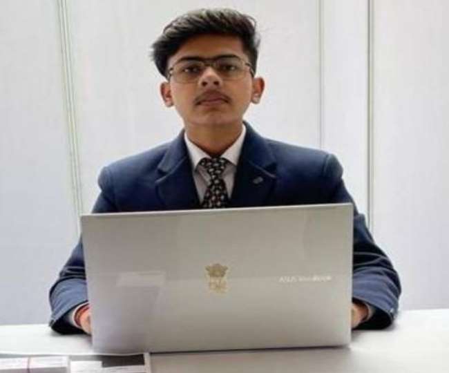 Meerut Engineering Student Prashant in During Class