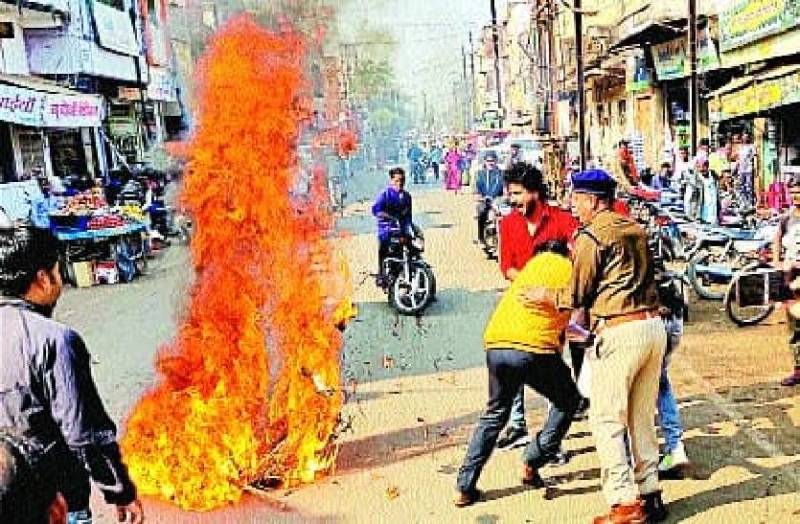 ओबीसी सीटों पर चुनाव रुकने कांग्रेस ने किया प्रदर्शन, पुलिस से हुई छीनाझपटी