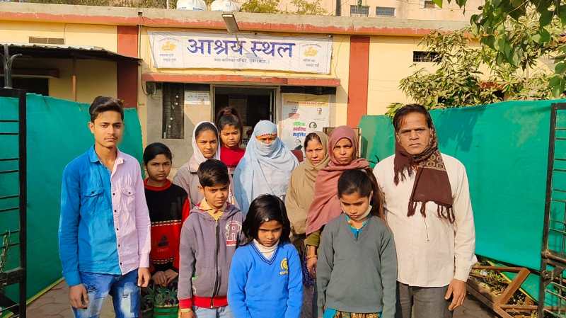 कच्चे घर की दीवार दरकी और गिर पड़ी, दो लोगों को आईं चोटें