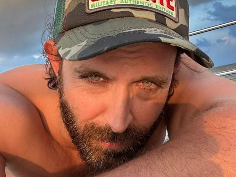 ऋतिक रोशन ने शर्टलेस सेल्फी से इंटरनेट पर लगाई आग