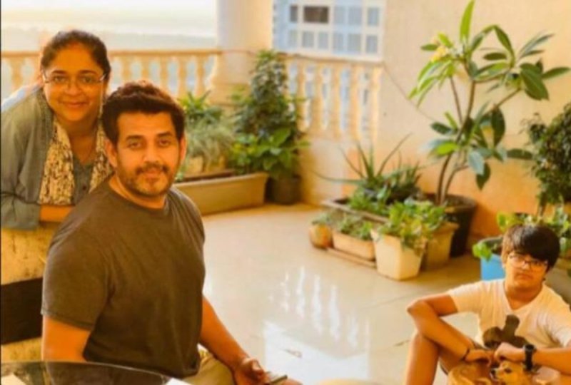 कभी 12 लोगों के साथ कमरा करते थे शेयर, आज 20 करोड़ के आलीशान घर में रहते हैं रवि किशन