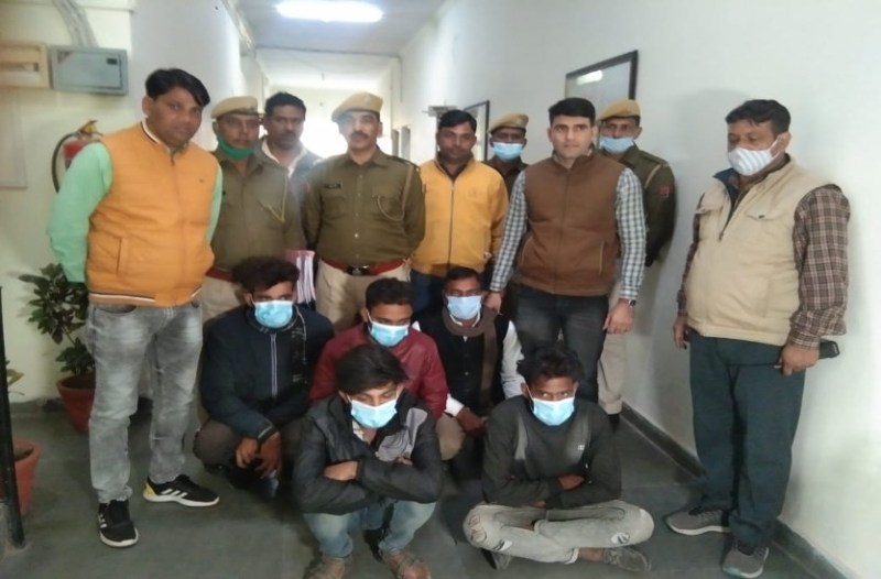 पूर्व सरपंच सहित पांच बदमाश गिरफ्तार