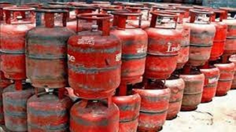 commercial lpg cylinder cheaper by hundred rupees on new year 2022