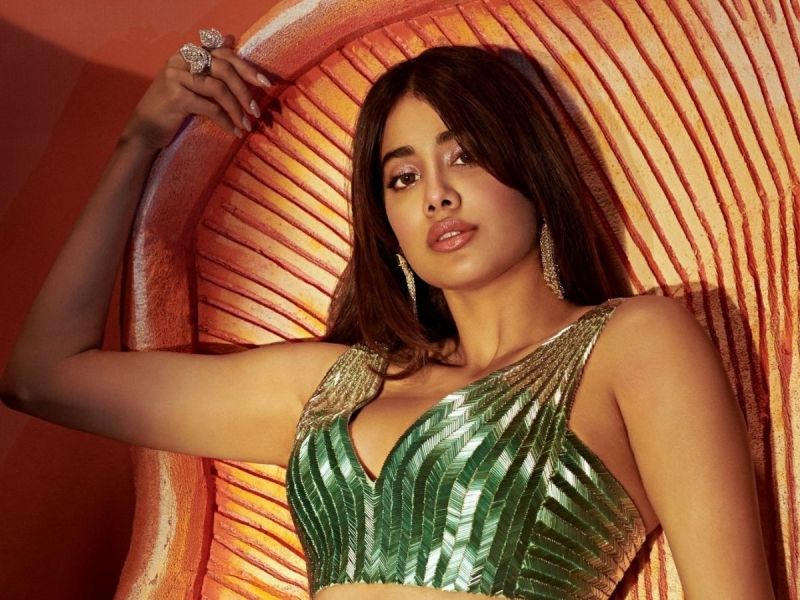 न्यू ईयर पार्टी में बैकलेस टॉप पहनकर पहुंची Janhvi Kapoor, हुईं ट्रोल