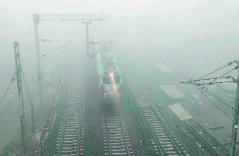 उत्तर-पूर्वी सर्द हवाओं से बढ़ी कंपकपी, कोहरे के कारण नहीं दिख रही ट्रेनें