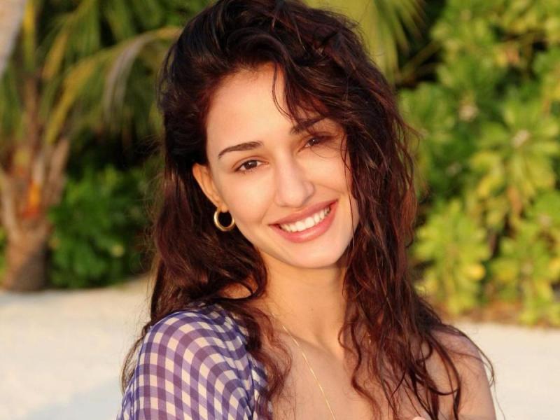 दिशा पटानी ने बिकिनी पहन समंदर की लहरों के बीच दिया पोज, फोटोज शेयर होते ही हो गई वायरल