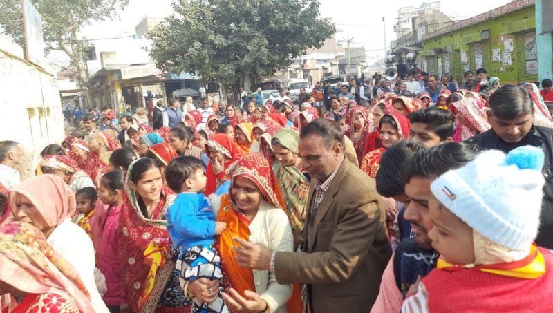 महालक्ष्मी की शोभायात्रा का पुष्प वर्षा से स्वागत