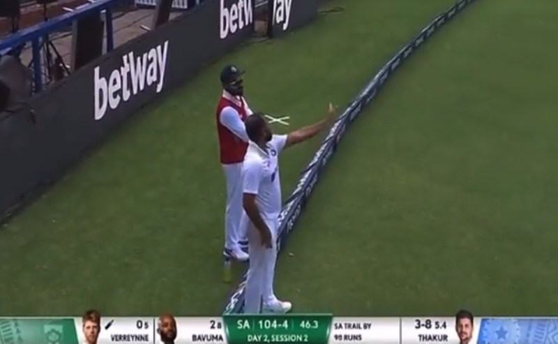 ind_vs_sa_virat_kohli_was_seen_giving_tips_to_mohammed_shami.jpg