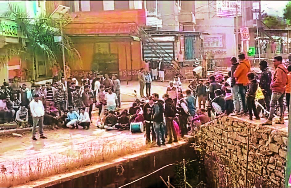 बांसवाड़ा : दो दुकानों पर चोरों का धावा, ग्रामीणों ने ढोल बजा जताया विरोध, बैठे धरने पर