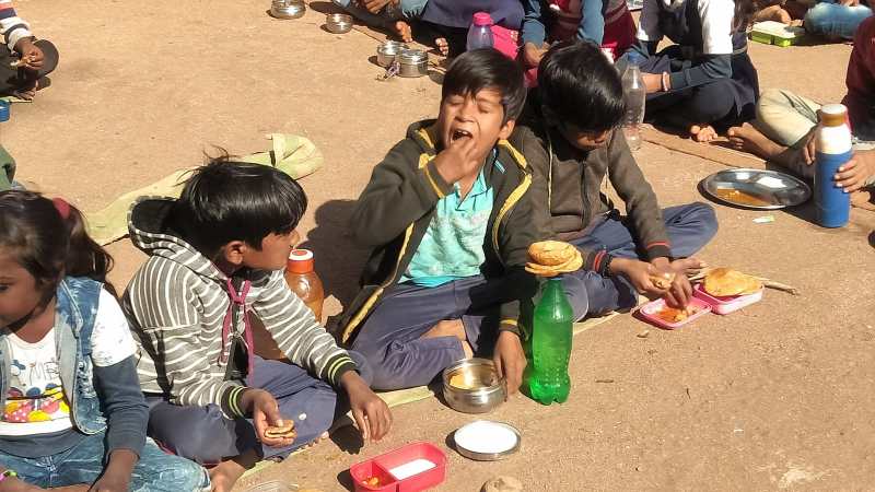 स्कूल में नहीं मिले शिक्षक, सांड कर रहे थे दोनों गेटों पर रखवाली