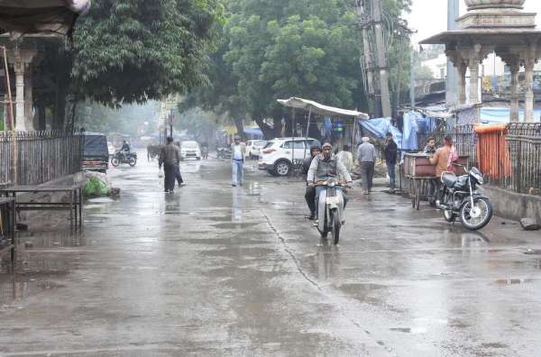 weather alert: दो दिन से मावठ का दौर जारी, दिनभर जले रहे अलाव... देखे तस्वीरे...