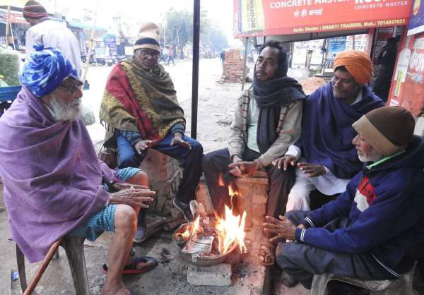 weather alert: दो दिन से मावठ का दौर जारी, दिनभर जले रहे अलाव... देखे तस्वीरे...