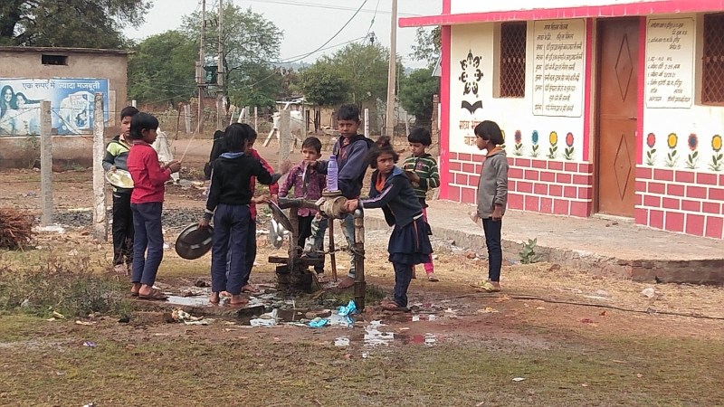 भोजन का ठेका, फिर भी थाली मांजते हैं प्रतिदिन स्कूली बच्चे
