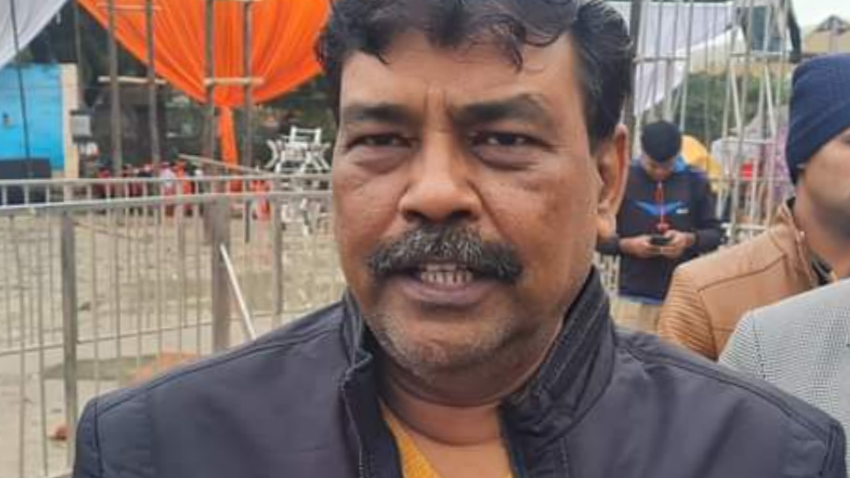 सदर विधायक के मंच पर किसान यूनियन की टोपी लगाए व्यक्ति पहुंचा और फिर किया यह काम