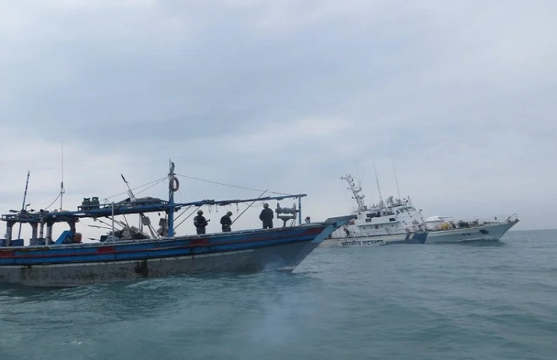 Coast Guard arrested 10 Pakistanis