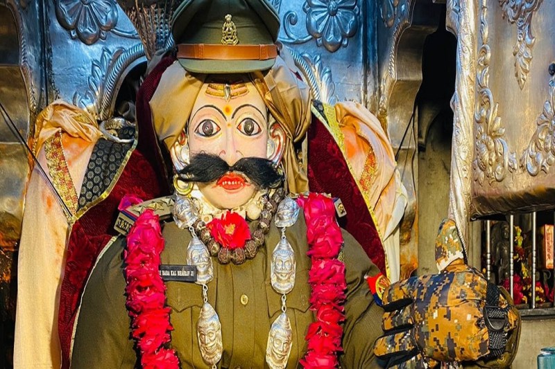 काशी के कोतवाल बाबा काल भैरव का नए स्वरूप में शृंगार