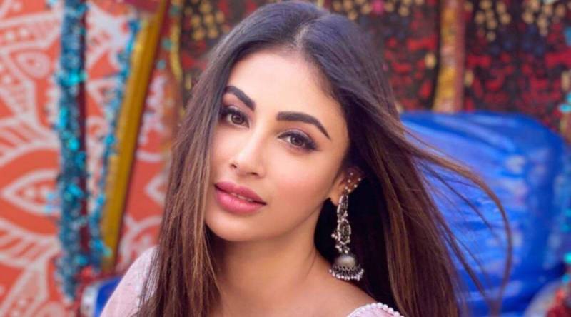 अब तक की सबसे बोल्ड ड्रेस में Mouni Roy आई नजर, अदाओं से बरसाया कहर