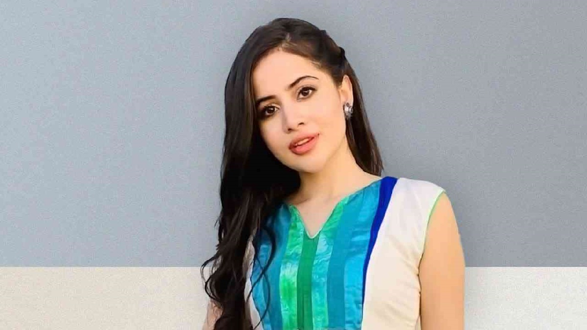 उर्फी जावेद ने मिनी स्कर्ट में शेयर किया अपना एक और बोल्ड लुक, फैंस बोले- "फायर है बेबी तेरे एटीट्युड में"