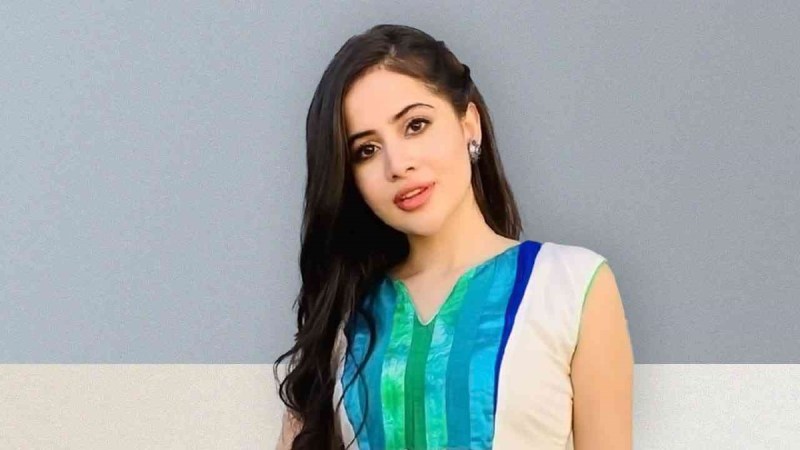 उर्फी जावेद ने मिनी स्कर्ट में शेयर किया अपना एक और बोल्ड लुक, फैंस बोले- "फायर है बेबी तेरे एटीट्युड में"