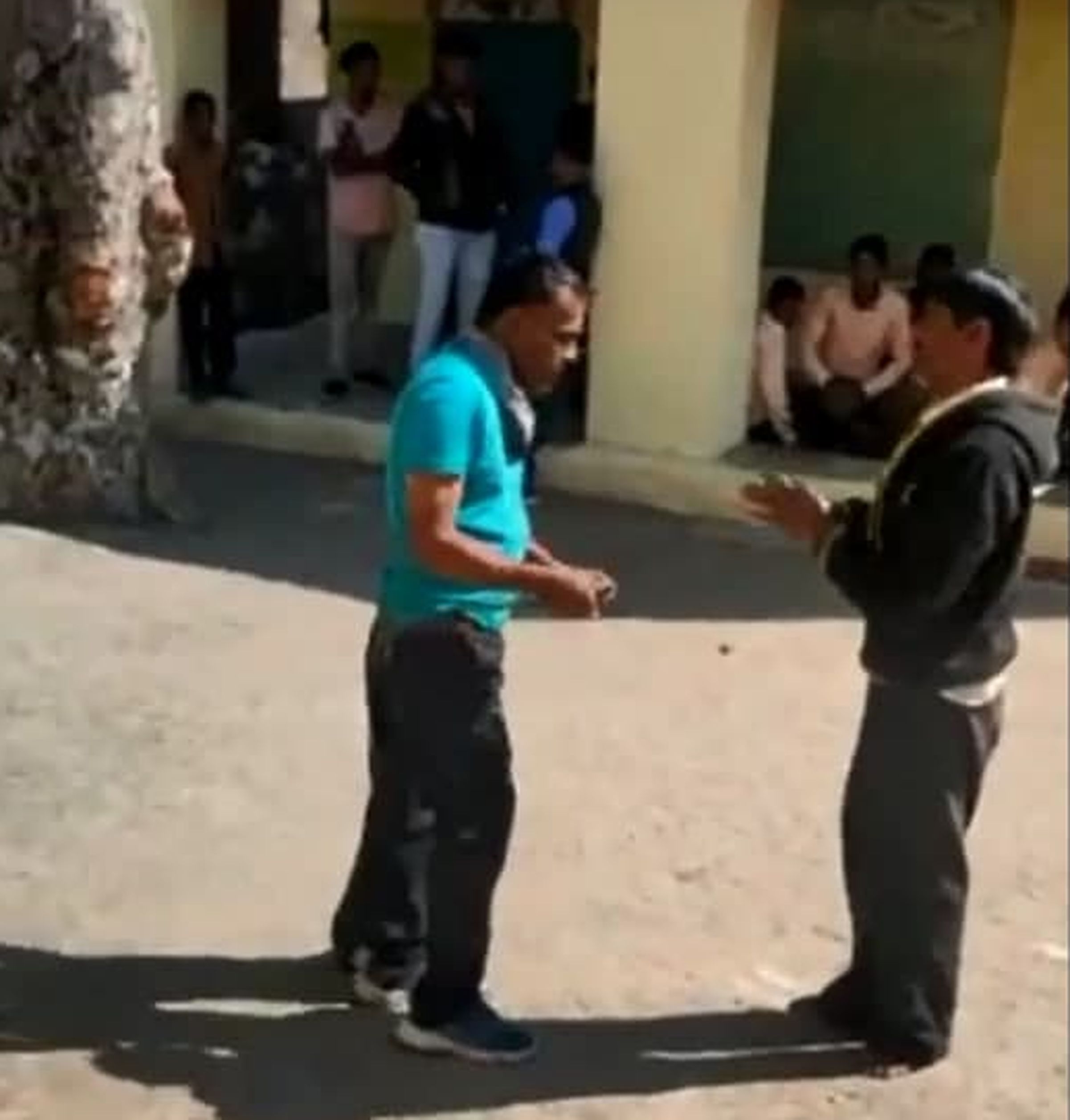 Drunk physical teacher did drama in school नशे में धुत्त शारीरिक शिक्षक ने स्कूल में किया ड्रामा