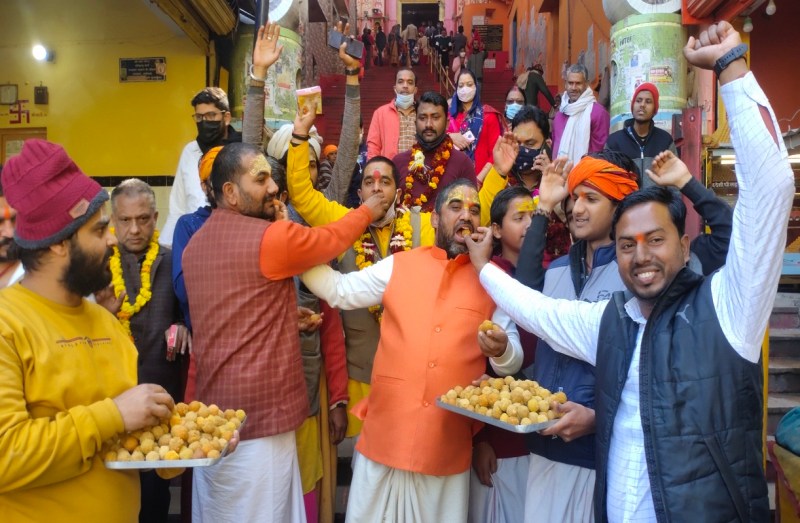जय श्री राम के बाद अयोध्या में लगे योगी जिंदाबाद के नारे, संतों ने बांटी मिठाई