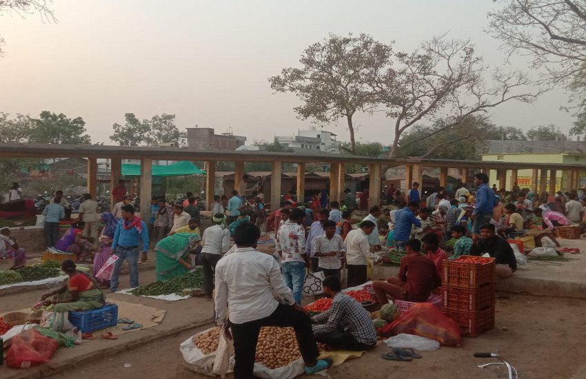 जिले में धारा 144 लगने के बाद भी साप्ताहिक बाजार में उमड़ी भीड़