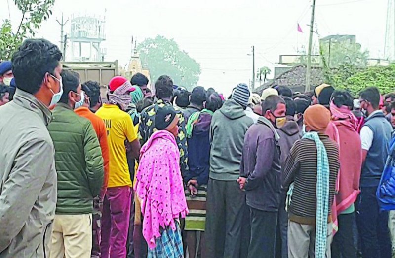 सड़क हादसे में युवक की मौत, ग्रामीणों ने किया चक्काजाम, ट्रक मालिक ने ढाई लाख दिया मुआवजा