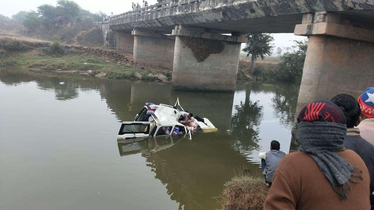 SUV vehicle fell from the bridge, 4 youths killed, two seriously injured in a collision between two bikes