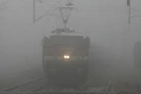 पटाखे चलाकर रवाना की ट्रेनें