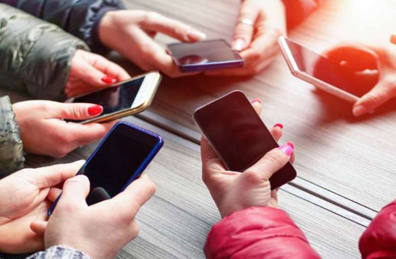 दुनियाभर के लोगों ने एक साल में मोबाइल पर बिताए 3.8 लाख करोड़ घंटे