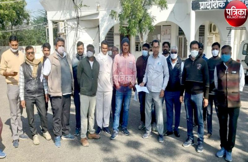 फिटनेस सेंटर के खिलाफ लामबद्ध हुए आरटीओ एजेंट, बिना गाड़ी फिटनेस करने का आरोप