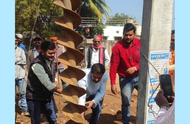 पदुमनगर में मॉडल सड़क बनाने पेड़ के बाद अब शिफ्ट किया जा रहा बिजली पोल