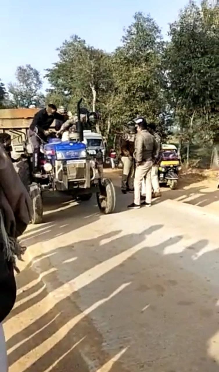 बेखौफ रेत माफिया, मारपीट कर छुड़ा ले गए रेत से भरे जब्त ट्रैक्टर ट्रॉली