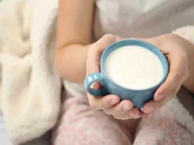 Benefits of Drinking Milk At Night In Hindi